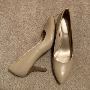 Nude pumps